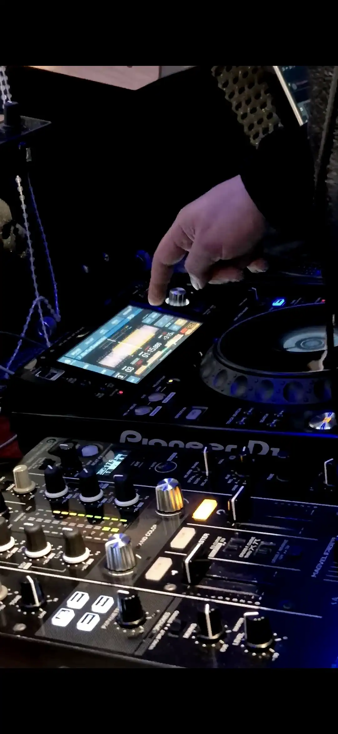 DJ 4